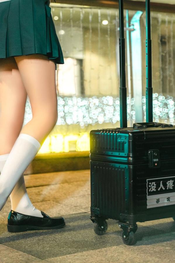 蠢沫沫  《蠢沫沫-蠢沫沫奇遇记-2》水手服双马尾夜景车载写真 萌系美腿少女制服诱惑第3张图片