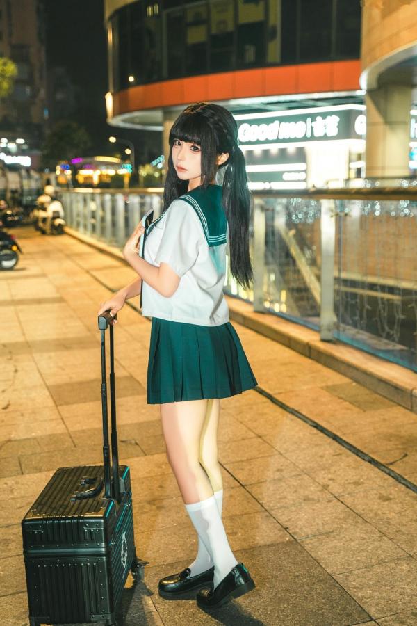 蠢沫沫  《蠢沫沫-蠢沫沫奇遇记-2》水手服双马尾夜景车载写真 萌系美腿少女制服诱惑第7张图片