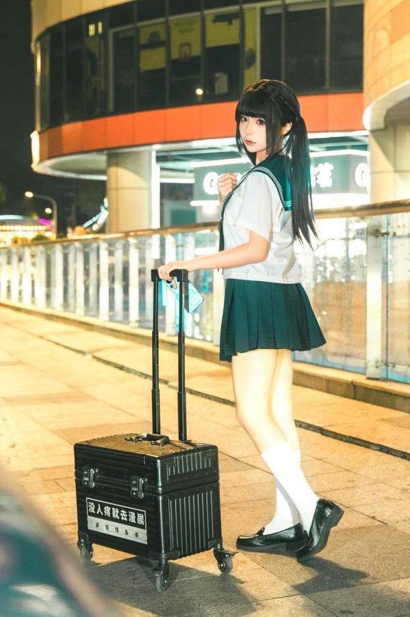 蠢沫沫  《蠢沫沫-蠢沫沫奇遇记-2》水手服双马尾夜景车载写真 萌系美腿少女制服诱惑第8张图片
