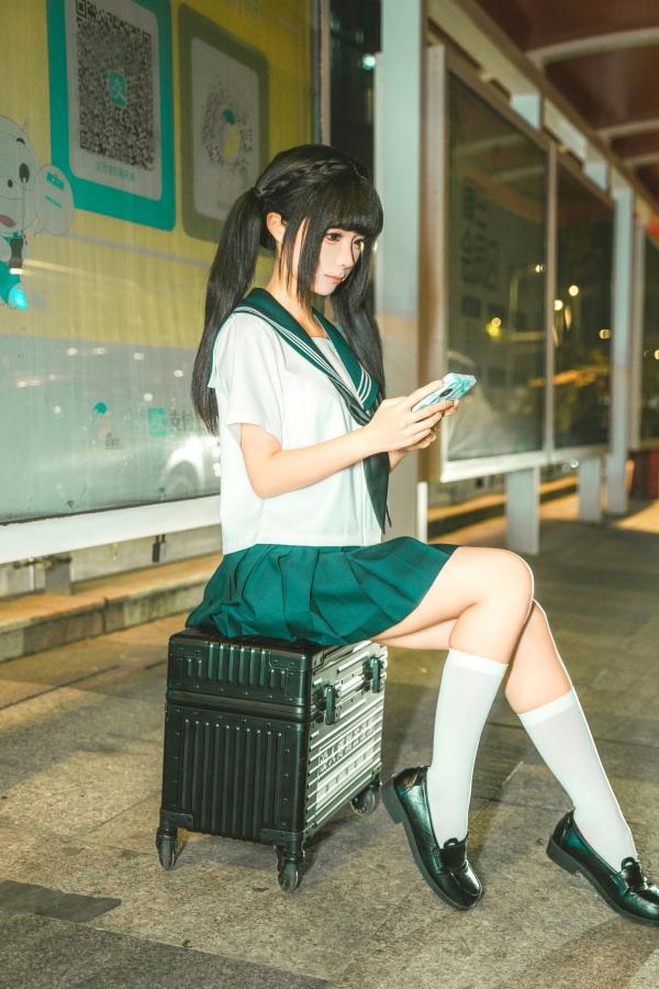 蠢沫沫  《蠢沫沫-蠢沫沫奇遇记-2》水手服双马尾夜景车载写真 萌系美腿少女制服诱惑第9张图片