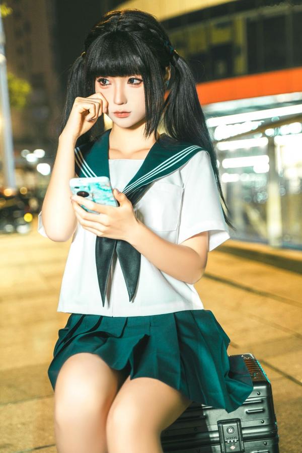 蠢沫沫  《蠢沫沫-蠢沫沫奇遇记-2》水手服双马尾夜景车载写真 萌系美腿少女制服诱惑第13张图片
