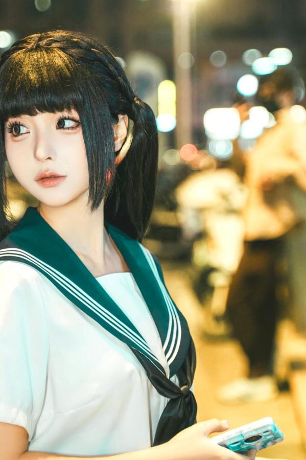 蠢沫沫  《蠢沫沫-蠢沫沫奇遇记-2》水手服双马尾夜景车载写真 萌系美腿少女制服诱惑第21张图片