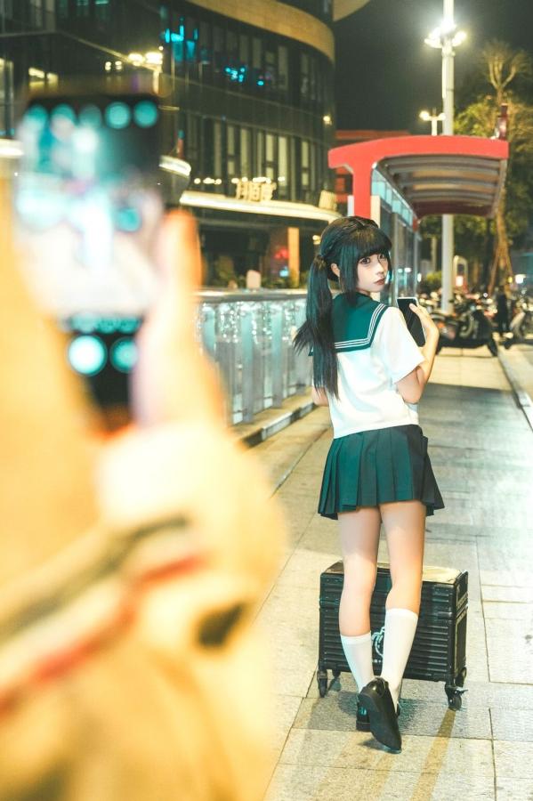 蠢沫沫  《蠢沫沫-蠢沫沫奇遇记-2》水手服双马尾夜景车载写真 萌系美腿少女制服诱惑第24张图片