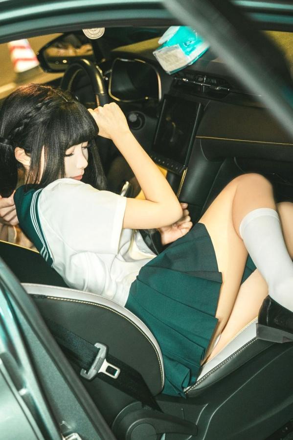 蠢沫沫  《蠢沫沫-蠢沫沫奇遇记-2》水手服双马尾夜景车载写真 萌系美腿少女制服诱惑第42张图片