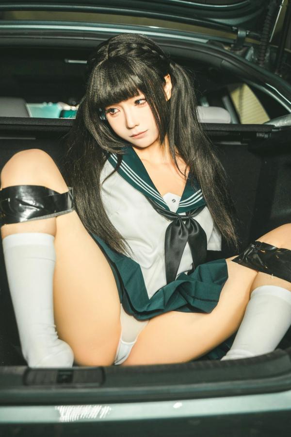 蠢沫沫  《蠢沫沫-蠢沫沫奇遇记-2》水手服双马尾夜景车载写真 萌系美腿少女制服诱惑第59张图片