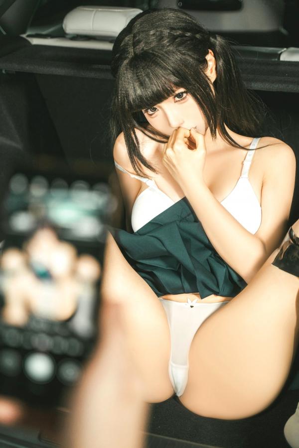 蠢沫沫  《蠢沫沫-蠢沫沫奇遇记-2》水手服双马尾夜景车载写真 萌系美腿少女制服诱惑第76张图片