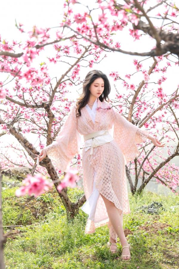 年年Nnian 年年  年年《漫花》户外桃花林和服性感大尺度写真 极品女神清新诱惑第16张图片