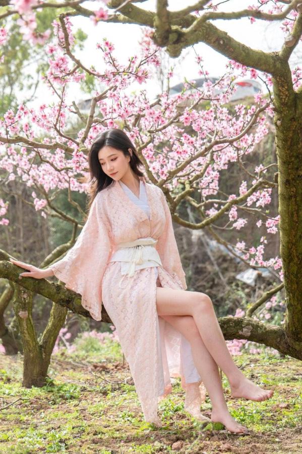 年年Nnian 年年  年年《漫花》户外桃花林和服性感大尺度写真 极品女神清新诱惑第25张图片