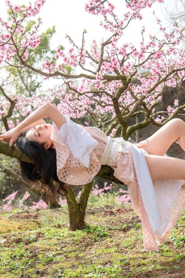 年年Nnian 年年  年年《漫花》户外桃花林和服性感大尺度写真 极品女神清新诱惑第33张图片