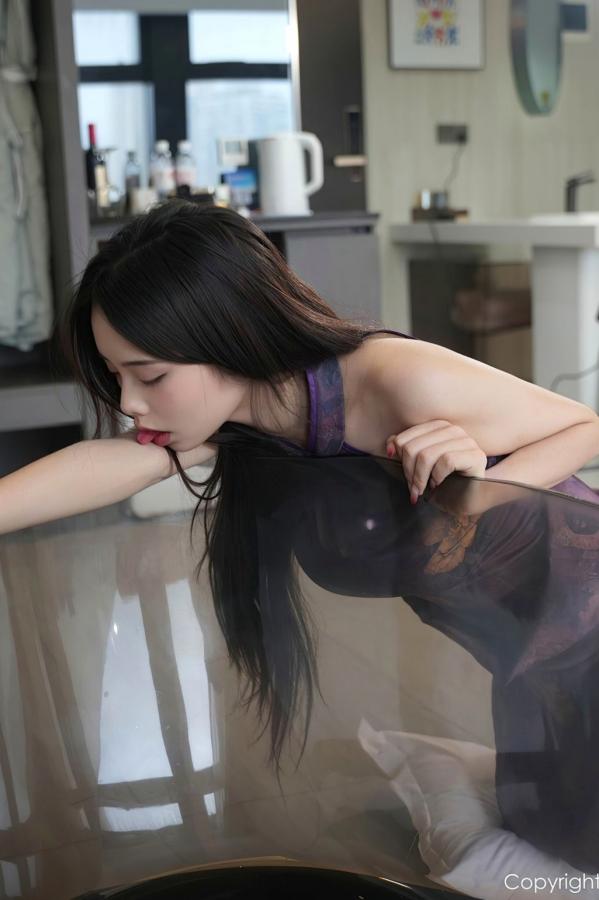    XiuRen秀人网-10771-小奶娇-紫印花旗袍黑丝室内私房美腿诱惑写真-2025.09.16第31张图片