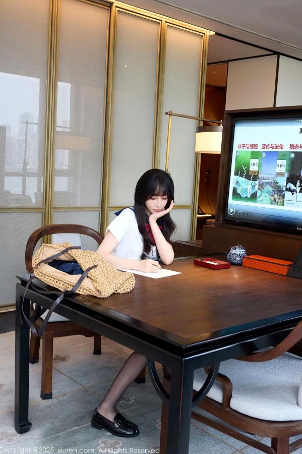    [秀人网XiuRen] NO.10766 玥儿玥er - 学院风JK水手服与黑丝美腿室内私房写真第15张图片