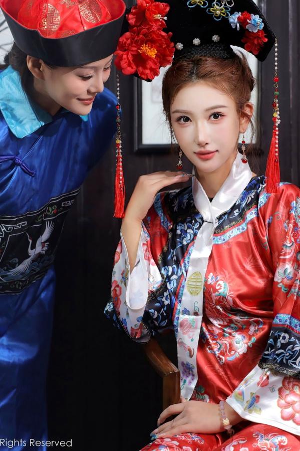 金允希Yuki  金允希  [秀人网XiuRen] NO.10762 金允希&Yuki - 清代宫廷古装cos 姐妹花闺房激情互动 大尺度古风诱惑写真第2张图片