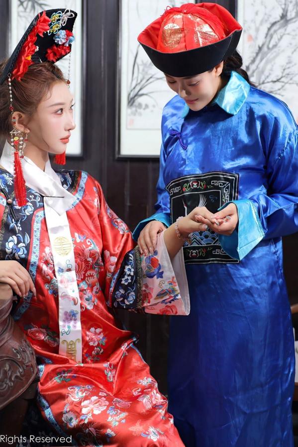 金允希Yuki  金允希  [秀人网XiuRen] NO.10762 金允希&Yuki - 清代宫廷古装cos 姐妹花闺房激情互动 大尺度古风诱惑写真第10张图片