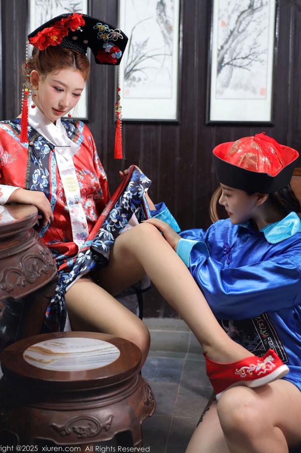 金允希Yuki  金允希  [秀人网XiuRen] NO.10762 金允希&Yuki - 清代宫廷古装cos 姐妹花闺房激情互动 大尺度古风诱惑写真第14张图片