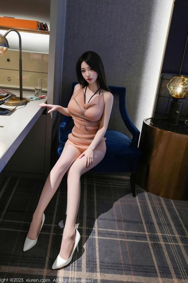   秀人网 烧烧小桃 室内私房性感写真 淡桔色轻透短裙美臀肉丝诱惑第16张图片