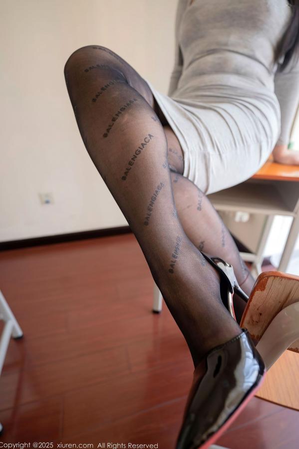   [秀人网XiuRen] NO.10755 汐汐爱吃草莓 - 极品性感补习老师黑丝绑带内衣写真第14张图片