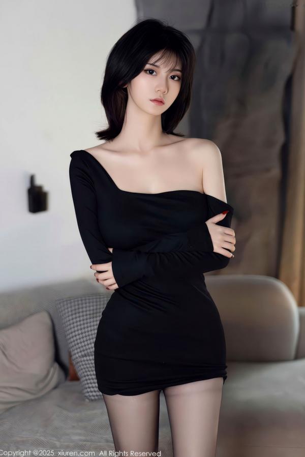    《XiuRen秀人网-11105-凌七七-短发美女黑色连衣短裙黑丝-家居私房性感美腿写真-2025.12.12》第1张图片