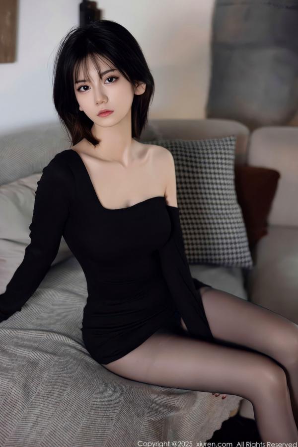    《XiuRen秀人网-11105-凌七七-短发美女黑色连衣短裙黑丝-家居私房性感美腿写真-2025.12.12》第4张图片