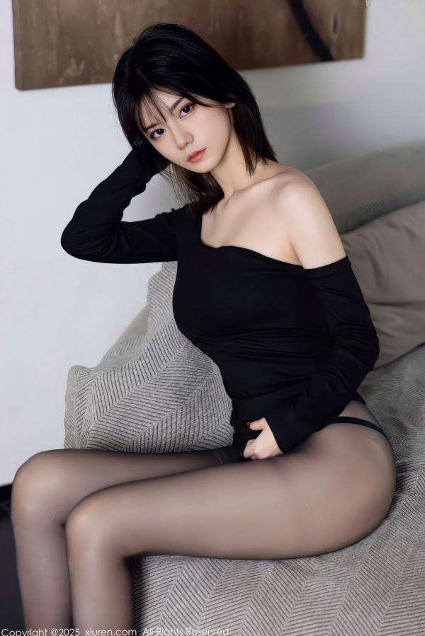    《XiuRen秀人网-11105-凌七七-短发美女黑色连衣短裙黑丝-家居私房性感美腿写真-2025.12.12》第12张图片