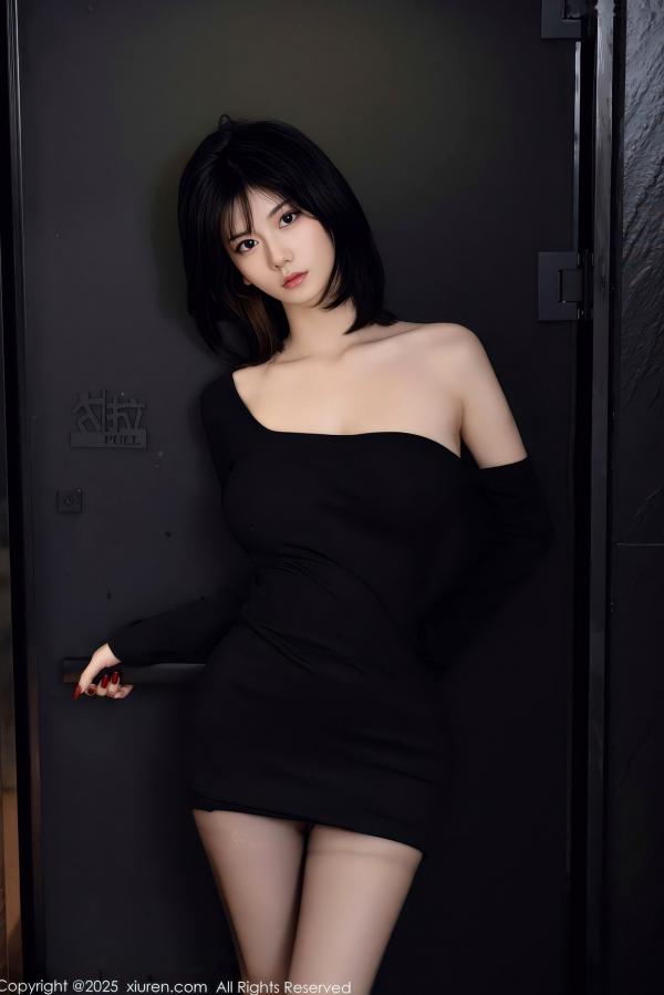    《XiuRen秀人网-11105-凌七七-短发美女黑色连衣短裙黑丝-家居私房性感美腿写真-2025.12.12》第47张图片