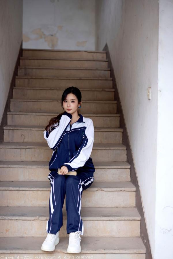    秀人网 NO.11103 小肉肉咪 - 校园风蓝白校服与红色内衣反差美感写真第22张图片
