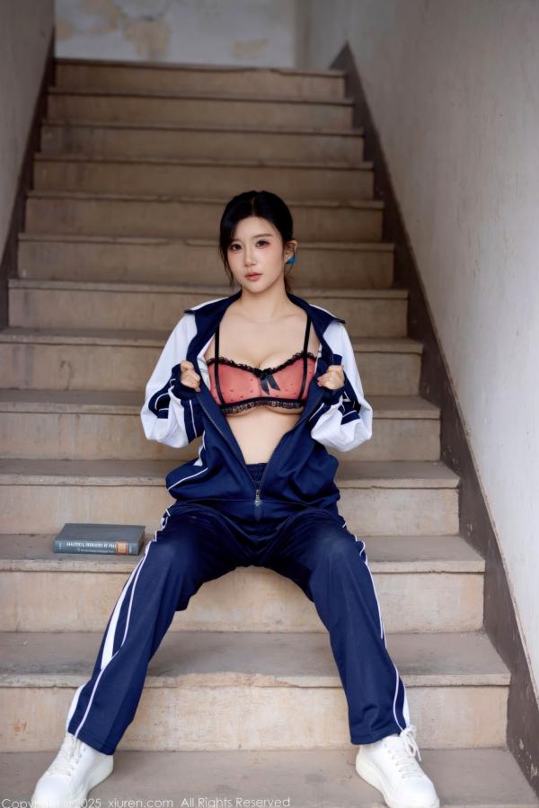    秀人网 NO.11103 小肉肉咪 - 校园风蓝白校服与红色内衣反差美感写真第25张图片