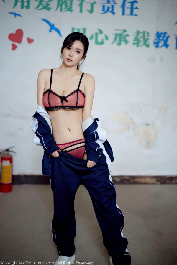    秀人网 NO.11103 小肉肉咪 - 校园风蓝白校服与红色内衣反差美感写真第39张图片