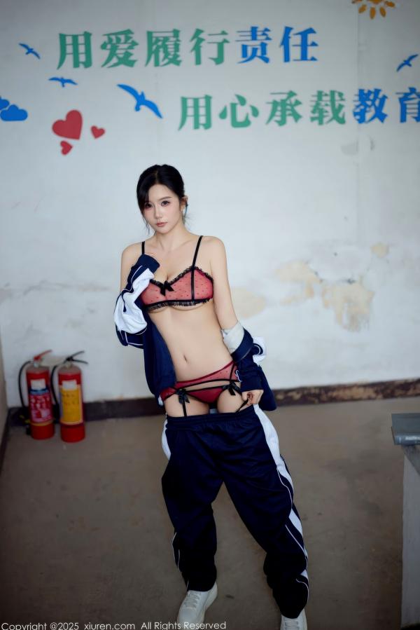    秀人网 NO.11103 小肉肉咪 - 校园风蓝白校服与红色内衣反差美感写真第40张图片