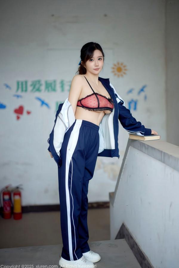    秀人网 NO.11103 小肉肉咪 - 校园风蓝白校服与红色内衣反差美感写真第41张图片