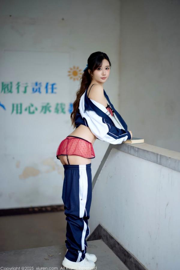    秀人网 NO.11103 小肉肉咪 - 校园风蓝白校服与红色内衣反差美感写真第42张图片