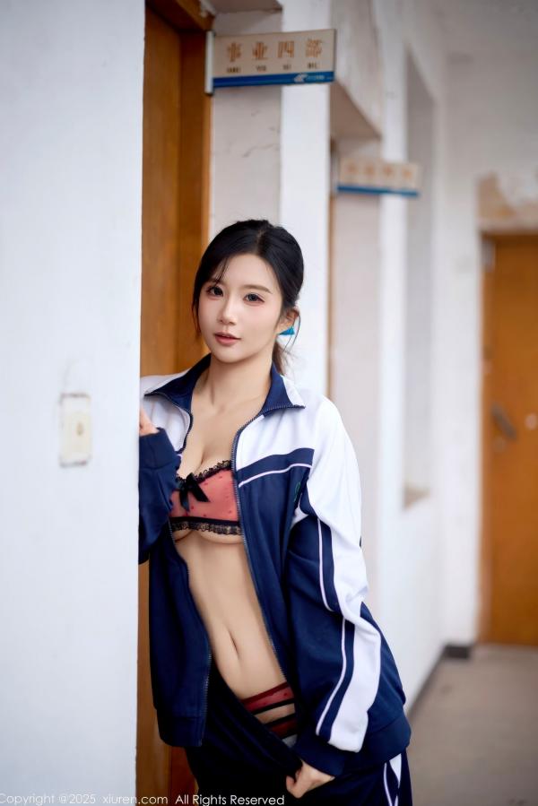    秀人网 NO.11103 小肉肉咪 - 校园风蓝白校服与红色内衣反差美感写真第43张图片