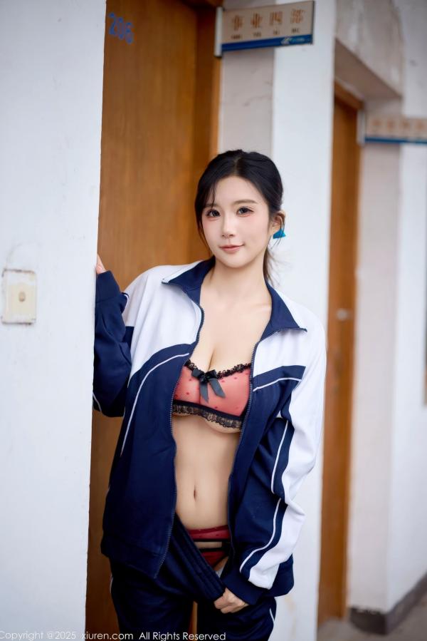    秀人网 NO.11103 小肉肉咪 - 校园风蓝白校服与红色内衣反差美感写真第44张图片