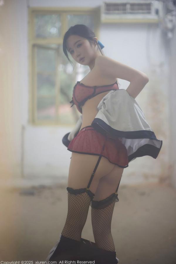    秀人网 NO.11103 小肉肉咪 - 校园风蓝白校服与红色内衣反差美感写真第55张图片
