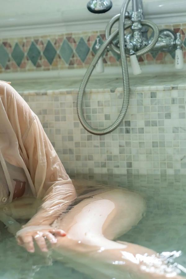    奥村梨穂《奇跡の神乳 vol.2》日本童颜巨乳女神浴室湿身性感内衣写真第45张图片