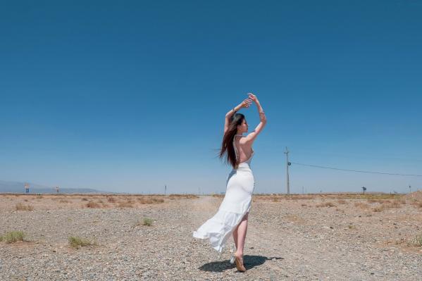 年年Nnian 年年  《年年-风》大漠风情白裙写真 户外优雅气质性感女神第3张图片