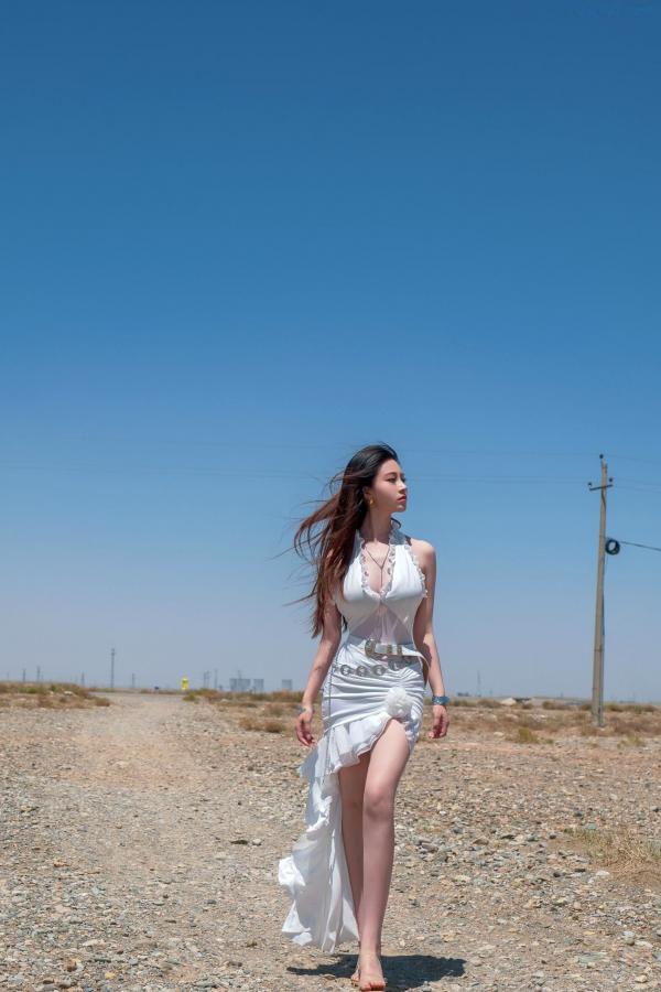 年年Nnian 年年  《年年-风》大漠风情白裙写真 户外优雅气质性感女神第4张图片