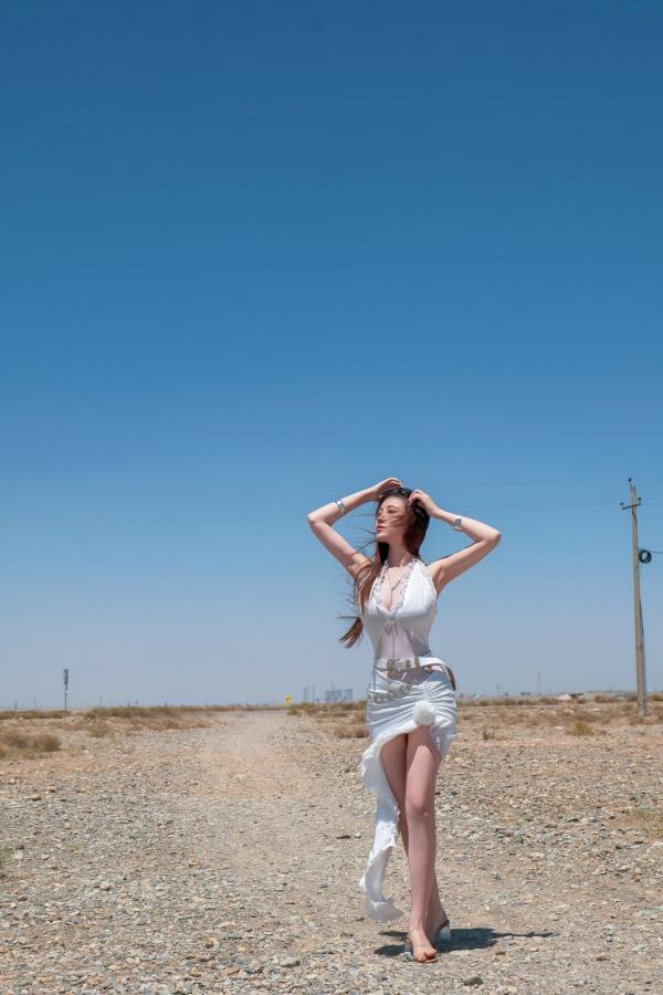 年年Nnian 年年  《年年-风》大漠风情白裙写真 户外优雅气质性感女神第7张图片