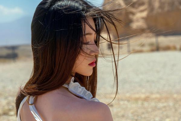 年年Nnian 年年  《年年-风》大漠风情白裙写真 户外优雅气质性感女神第18张图片