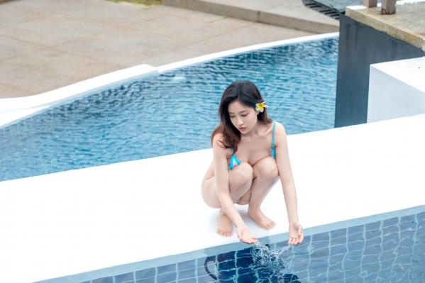 年年Nnian 年年  年年《椰林》户外泳池性感高叉泳衣写真 秀美胸美臀热带度假风情第37张图片