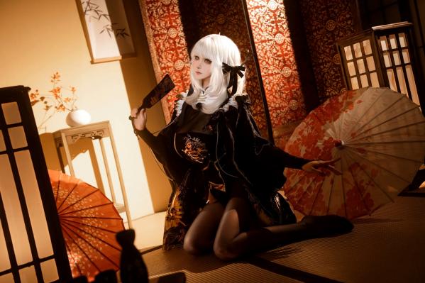    Seya-狮砸 - Nikke 布兰儿和服 日式和室黑丝优雅性感Cosplay写真第1张图片