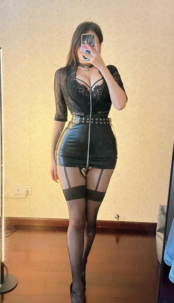    可可西yyy - 黑丝黑皮短裤黑蕾丝性感私房写真 美腿诱惑女神第12张图片