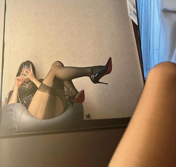    可可西yyy - 黑丝黑皮短裤黑蕾丝性感私房写真 美腿诱惑女神第22张图片