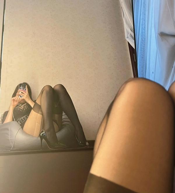    可可西yyy - 黑丝黑皮短裤黑蕾丝性感私房写真 美腿诱惑女神第23张图片