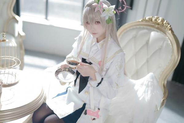    lunananya - 蔚蓝档案 桐藤渚 圣洁制服与优雅黑丝美腿Cosplay写真第1张图片