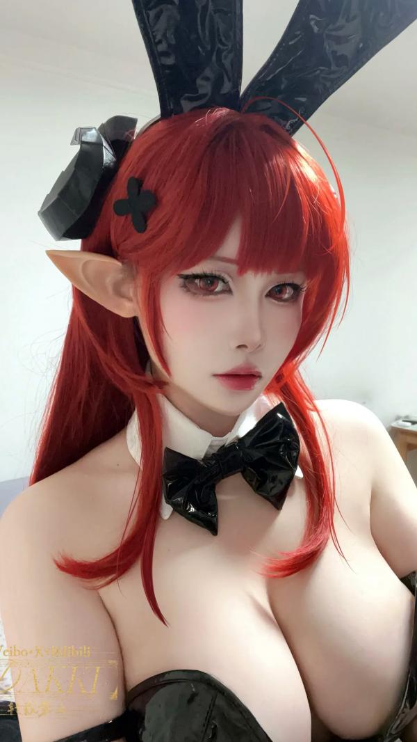    Dakki伊 - 碧蓝航线兴登堡黑皮兔女郎COS自拍性感魅惑写真第14张图片