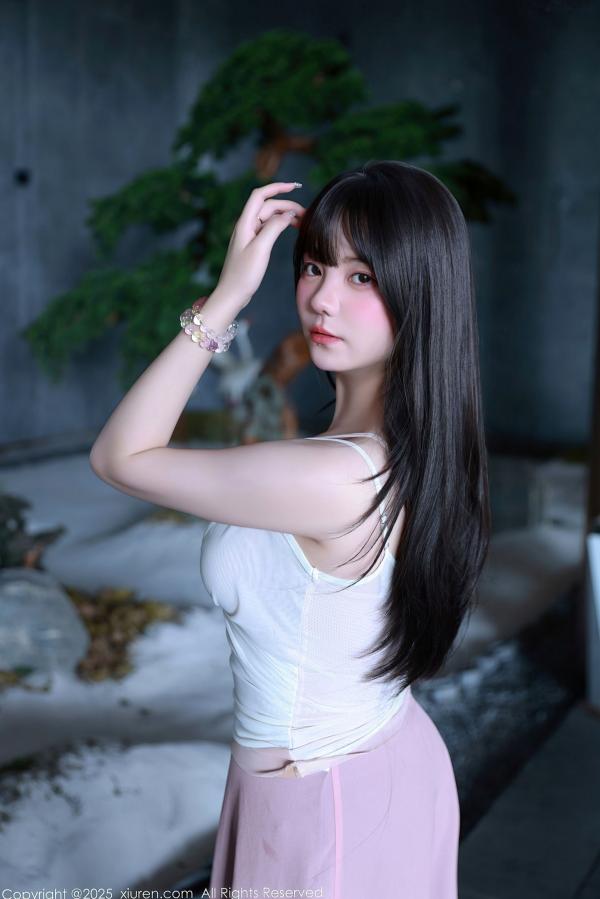    XiuRen秀人网 NO.10746 软情 粉色羽毛内衣私房写真 曼妙身姿性感诱惑第1张图片
