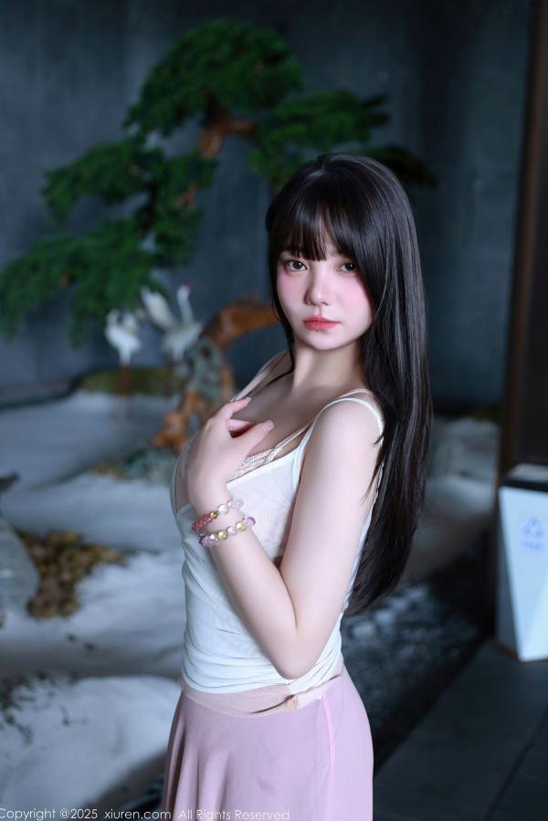    XiuRen秀人网 NO.10746 软情 粉色羽毛内衣私房写真 曼妙身姿性感诱惑第2张图片