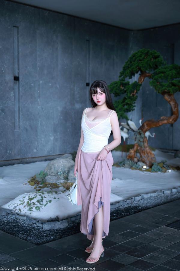    XiuRen秀人网 NO.10746 软情 粉色羽毛内衣私房写真 曼妙身姿性感诱惑第6张图片