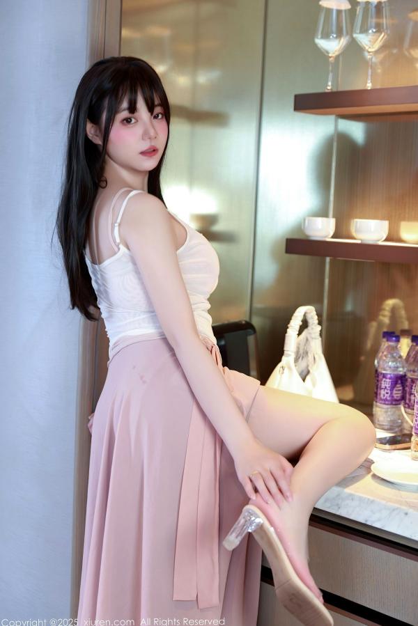    XiuRen秀人网 NO.10746 软情 粉色羽毛内衣私房写真 曼妙身姿性感诱惑第18张图片