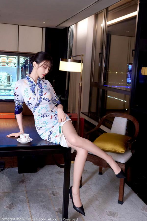   XiuRen秀人网 10741 玥儿玥er 白色蓝印花短旗袍肉丝诱惑 室内私房美腿写真第9张图片